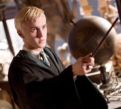 Draco Malfoy Драко Малфой | Драко малфой, Знаменитые парни, Гарри поттер  актеры