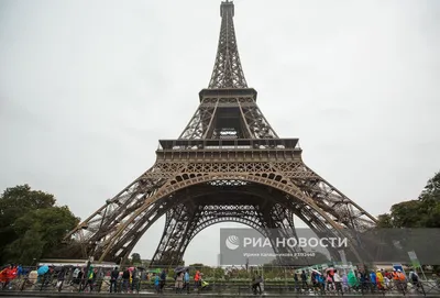 В Париже мужчина прыгнул с парашютом с Эйфелевой башни - фото