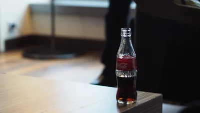 Напиток газированный Coca-Cola, 2л - купить с доставкой в Москве в  Перекрёстке