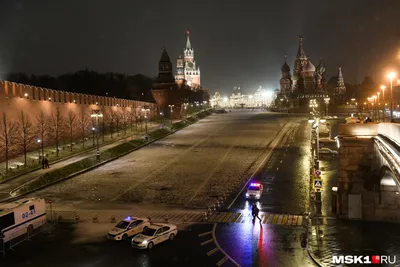 Мужчина попытался зажечь новогоднюю елку на Красной площади. В прямом  смысле слова