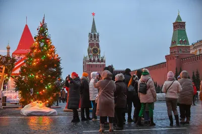 Парад на Красной площади», Константин Юон — описание картины