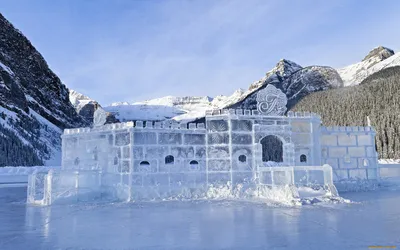 Frostwork. Декоративные кристаллов льда и снега в окне на фоне города и  неба. Морозная модель. Лед Стоковое Фото - изображение насчитывающей  заморозок, снежинка: 211792668