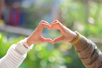 These 5 health benefits of love will make you celebrate romance more! |  HealthShots