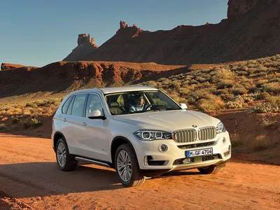 Обои на рабочий стол Автомобиль BMW X5 едет по улице ночного мегаполиса,  обои для рабочего стола, скачать обои, обои бесплатно