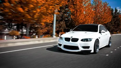 Обои на рабочий стол BMW M5 на фоне парка осенью - обои на рабочий стол