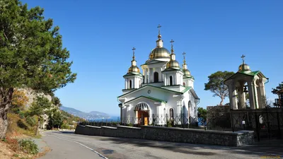 Обои на рабочий стол Церковь в лесу на фоне облачного неба, обои для рабочего  стола, скачать обои, обои бесплатно