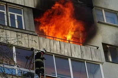 В Иванове из-за пожара пострадали жилой дом и несколько строений (видео)