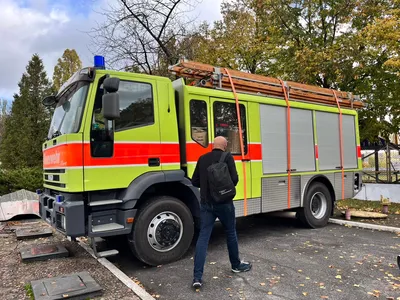 Различные виды пожарных машин изолированы на белом фоне в плоском стиле:  цветной, черный силуэт и контур. Векторная иллюстрация . Векторное  изображение ©yustus 104346452