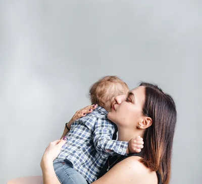 Беременность, материнство. Беременная и счастливая красивая молодая женщина  держит живот, который изображает сердце как символ младенца в утробе  матери. Плоская векторная иллюстрация. Векторное изображение ©Syretshi  458140518