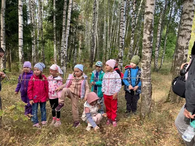 друзья детства. счастливые дети весело проводят время на улице. счастливое  детство. отдых. центр по уходу за детьми. дети Стоковое Изображение -  изображение насчитывающей насладитесь, день: 228352441