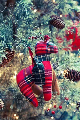 Красные шары и золотые украшения новогодней елки в классических и роскошных  цветов на темном фоне Тема С Новым Годом и Xmas Стоковое Фото - изображение  насчитывающей празднично, дом: 167413100
