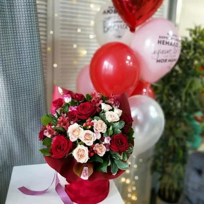 Яркий подарочный набор с шарами и букетом цветов - купить в Москве |  SharFun.ru