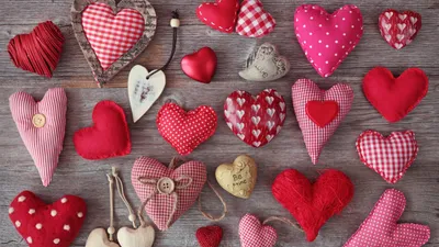 Картинка на рабочий стол сердечки, Сердца, розовая, красная, подушечки,  ткань 1600 x 900