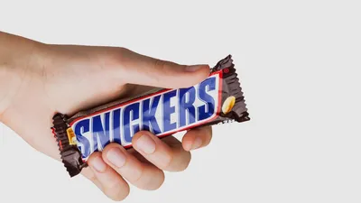 Подарочный торт сникерс питательный шоколадный батончик snickers № 677  стоимостью 7 000 рублей - торты на заказ ПРЕМИУМ-класса от КП «Алтуфьево»