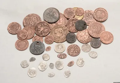Несколько лотов старинных монет.