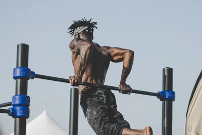 Стоять На Руках Удерживайте Street Workout На Пляже — стоковые фотографии и  другие картинки 20-29 лет - iStock