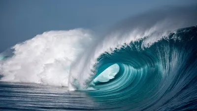 Огромная волна цунами накрывает город…» — создано в Шедевруме