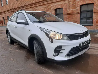 Прокат авто Kia Rio X-Line 2022 г. белого цвета в Москве с доставкой.