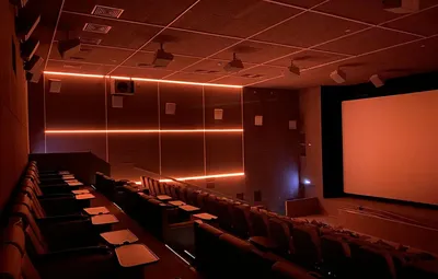 темный кинотеатр с синими сиденьями, пустой кинотеатр, Hd фотография фото,  мебель фон картинки и Фото для бесплатной загрузки