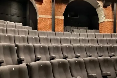 Как выглядит кинотеатр “Художественный” после реставрации: первые  фотографии интерьера и фасада | AD Magazine