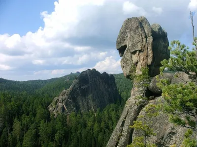 Скала Грифы с избушкой на верху. Заповедник Столбы, буферная зона.  Красноярск. фото: Мария Волкова – Это Сибирь!