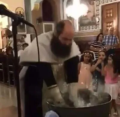 Крещение ребенка редакционное фото. изображение насчитывающей немного -  105386786