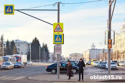 На центральной площади Кургана устанавливают новогодние украшения |  07.12.2022 | Курган - БезФормата