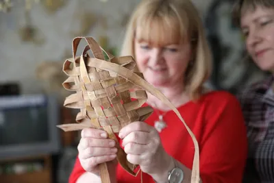 English: A peasant making lapti (traditional wooden footwear). Russian  lubok, XVIIIth century (?). Русский: Мужик плетёт лапти. Лубок из собрания  Д. Ровинского, опубликованный в книге: Народные русские сказки А. Н.  Афанасьева: