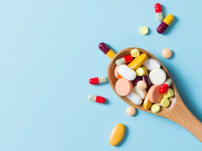 Разноцветные таблетки горкой. Лекарства, пилюли, капсулы из аптеки Stock  Photo | Adobe Stock