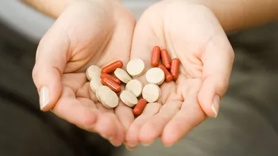 Лекарства, таблетки, градусник, лимон и варенье на деревянном столе  фотография Stock | Adobe Stock