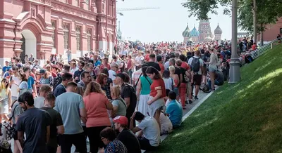 Ленин жив? Фото врачей скорой, вбегающих в мавзолей, появились в сети