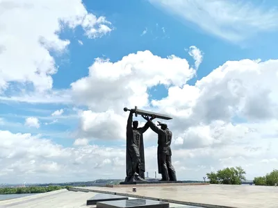 Памятник «Тыл-фронту» (г.Магнитогорск) — Народная память