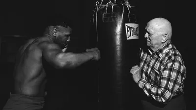 BOXER.LV - Мнение великих боксёров и тренеров о Майке Тайсоне 👊Шугар Рэй  Леонард заявил: «Тайсон настолько агрессивен и разрушителен, что иногда его  хочется ради собственной безопасности запереть где-нибудь». 👊Кевин Руни:\"  Когда я