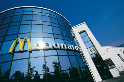 McDonalds Fastfood-Restaurant-Logo Auf Der Autobahn Redaktionelles  Stockfoto - Bild von vorrecht, europa: 155770268