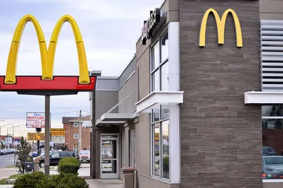 Mcdonalds Restaurant Außen Blick Auf Das Fastfoodrestaurant Am Sonnigen Tag  Finland Vantaa 28feb2020 Stockfoto und mehr Bilder von Conferencier - iStock