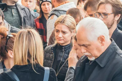 Последнее \"Браво!\" актрисе, обмороки в соборе и секретность на кладбище:  как в Житомире прошли похороны Марины Поплавской