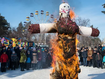 Русская масленица печет блинчики. Рождественские открытки с надписью \" Масленица\" Векторное изображение ©orensila 336227002