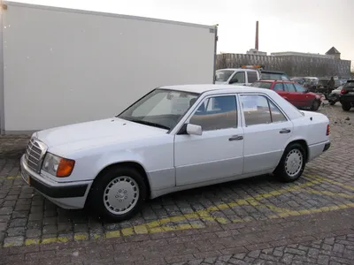 В Украине заметили редчайший спортивный Mercedes 124 производства Porsche  (фото)