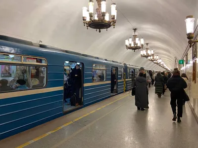 На красной линии метро в Петербурге остановилось движение поездов