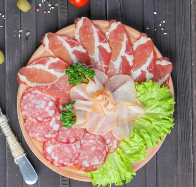 Красивая мясная нарезка на праздничный стол - фото идеи, оформление мясной  нарезки | Еда, Рецепты приготовления, Кулинария
