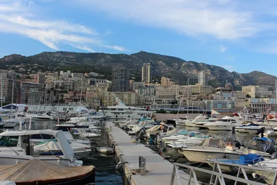 Люди принимают фото гавани Fontvieille и Монако в Монако Редакционное  Фотография - изображение насчитывающей карло, дел: 75844452