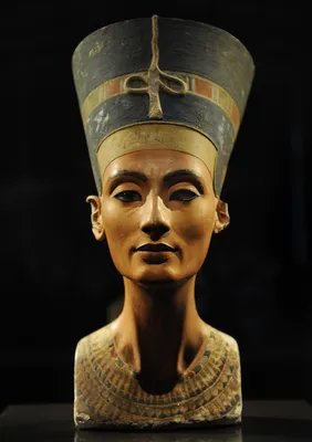 Description of the bust of Nefertiti