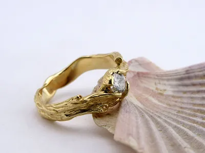 Необычное помолвочное кольцо с бриллиантом. Изготовление на заказ в  мастерской \"Ювелирная коллекция\".