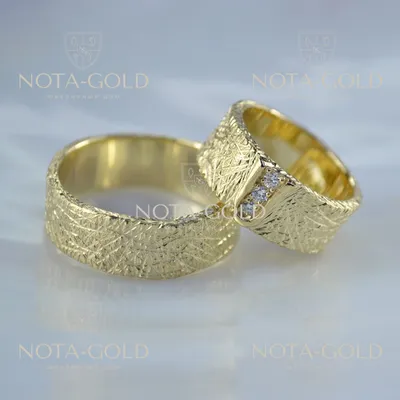 Необычное обручальное кольцо с шероховатой поверхностью из жёлтого золота с  бриллиантами (Вес пары: 19 гр.) | Купить в Москве - Nota-Gold