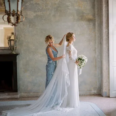 bride, фото свадьбы невеста с букетом у мпшины, машина жениха и невесты  фото, свадебный, свадьба, свадебные фотографии, Свадебный фотограф Москва