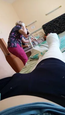 https://ru.freepik.com/premium-photo/broken-leg-in-a-plaster-cast-with-soft-focus-in-the-background-over-light_3325288.htm