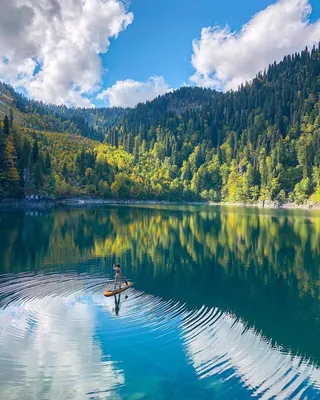 СОЧИ/АДЛЕР/ЛАЗАРЕВСКОЕ🌴☀️😎⛵ on Instagram: “😍 Озеро Рица, Абхазия. 5  интересных фактов об этом красивом озере👇 ⠀ Пос… | Красивые места, Озера,  Летнее путешествие