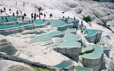 Путешествия | Travel 🗺✈️ on Instagram: “✏Pamukkale, Turkey ✏Памуккале,  Турция. Вода, стекающая со склонов горы, образует систему … | Памуккале,  Путешествия, Турция