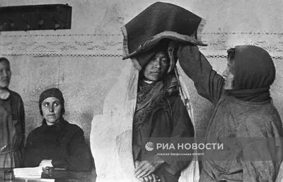 Молодая бандаристка в традиционной маске под названием паранджа . стоковое  фото ©grigvovan 155168646