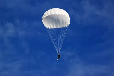 Парашют Parasailing. стоковое фото. изображение насчитывающей облако -  27366708